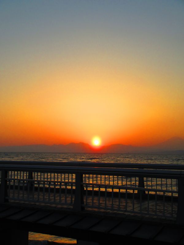 江の島の春の夕日
